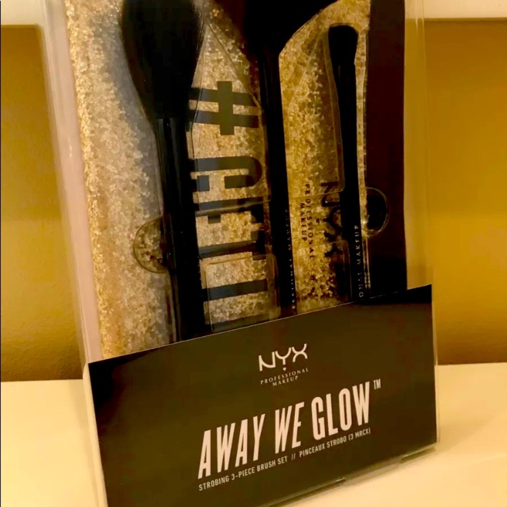NYX Away We Glow 3 piece brush set with Makeup Bag